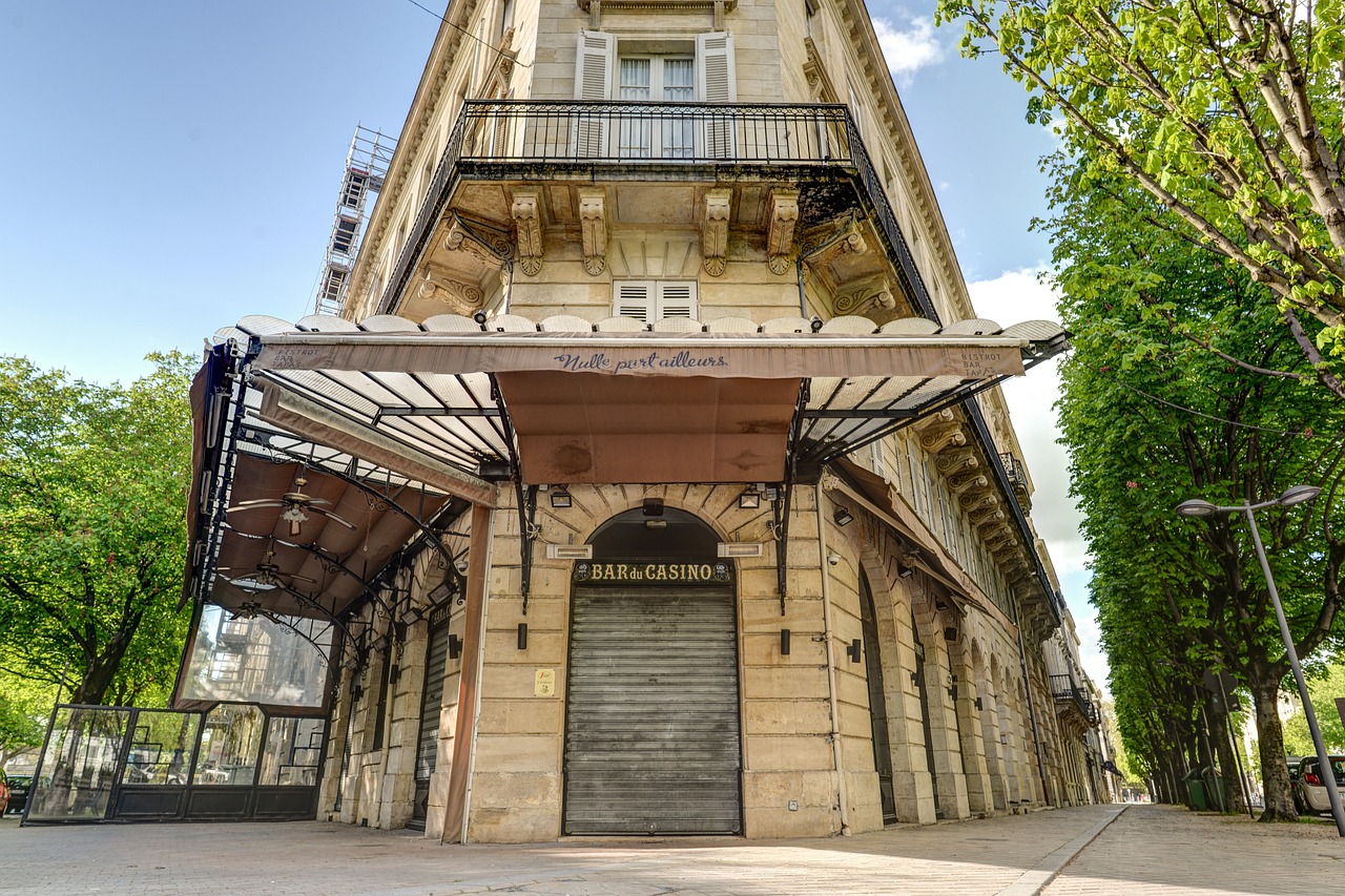 découvrez bordeaux, une ville emblématique de la région nouvelle-aquitaine, célèbre pour ses vins raffinés, son patrimoine architectural et ses quais animés le long de la garonne. explorez ses charmantes ruelles, savourez une gastronomie locale et imprégnez-vous de l'ambiance unique de cette métropole dynamique.